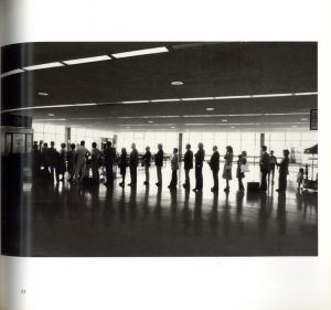 「ARRIVALS & DEPARTURES: THE AIRPORT PICTURES OF GARRY WINOGRAND / Photo: Garry Winogrand　Edit: Alex Harris, Lee Friedlander」画像3