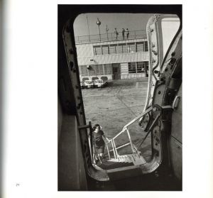 「ARRIVALS & DEPARTURES: THE AIRPORT PICTURES OF GARRY WINOGRAND / Photo: Garry Winogrand　Edit: Alex Harris, Lee Friedlander」画像7