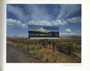 「Uncommon Places　The Complete Works / Photo: Stephen Shore　Design: Andrew Sloat　Essay: Stephan Schmidt-Wulffen　Conversation: Lynne Tillman」画像2