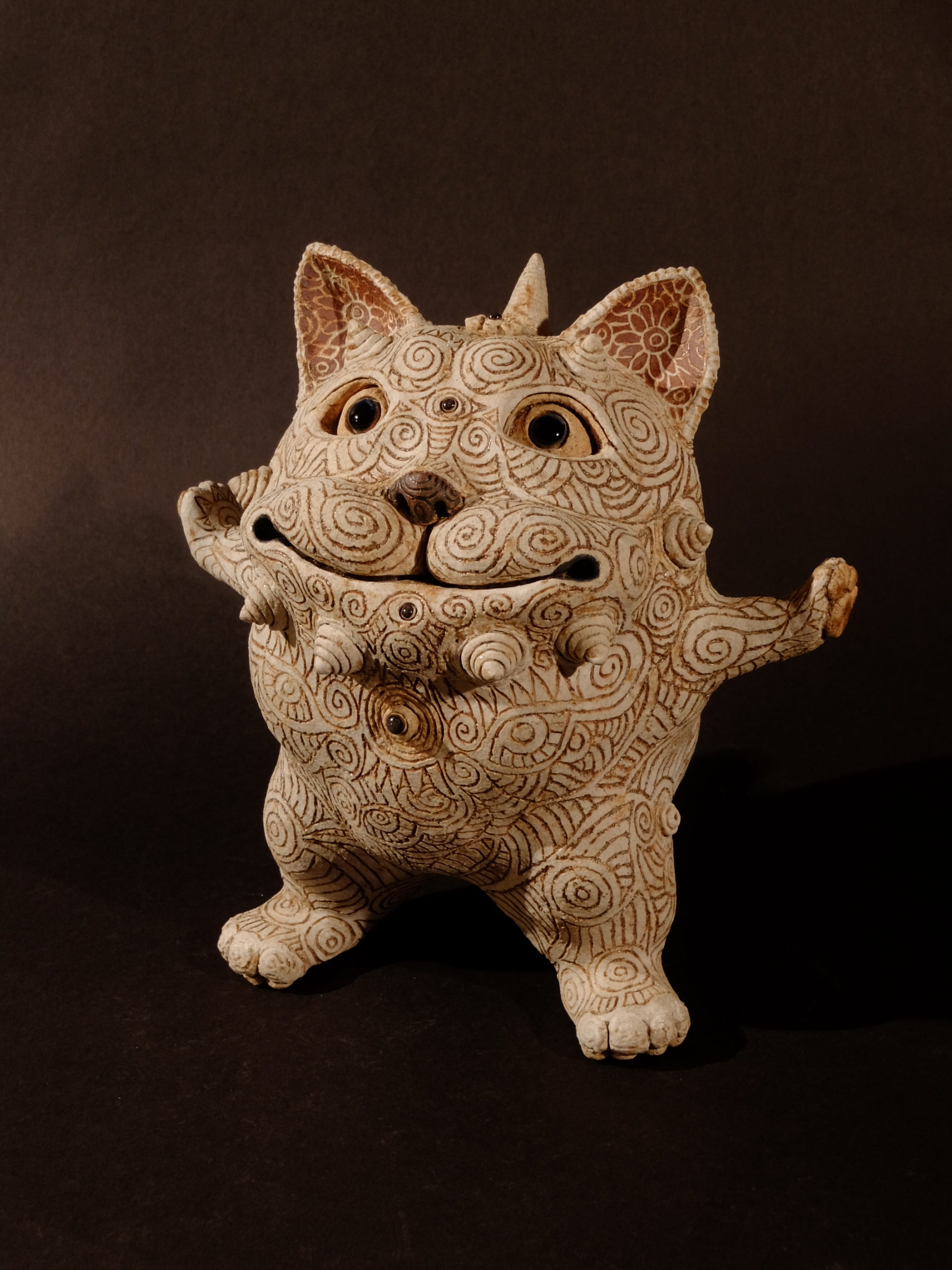 【38】「魔除シャーマン猫神」¥264,000　2023年/ユニーク/サイン入/H230 x W220 x D180 (mm)