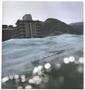 Half Awake and Half Asleep in the Water / photo:楢橋朝子 Asako Narahashi Edit・Select・text:Martin Parr(マーティン・パー)