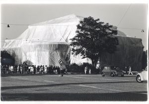 「Christo & Jeanne-Claude  (クリスト & ジャンヌ・クロード) Kunsthalle , Bern packed 」「Christo & Jeanne-Claude (クリスト & ジャンヌ・クロード)  Valley Curtain 」【2枚セット＋掲載誌付】のサムネール