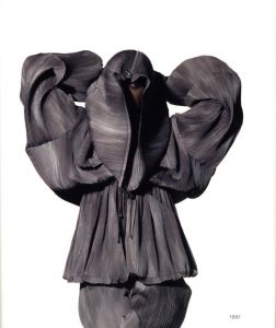 「Irving Penn regards the work of Issey Miyake / Photo: Irving Penn」画像2