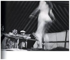「Strip-tease forain / Susan Meiselas」画像5