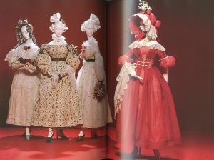 「ファッション　18世紀から現代まで / 監修：深井晃子 写真：操上和美」画像1