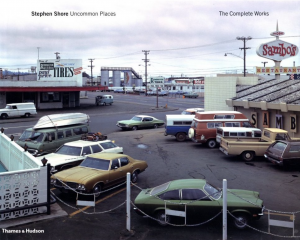 Uncommon Places　The Complete Works / Photo: Stephen Shore　Design: Andrew Sloat　Essay: Stephan Schmidt-Wulffen　Conversation: Lynne Tillman