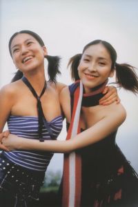 「麻生久美子×桃生亜希子写真集　SWEET FEMALE / 写真：中野裕之　デザイン；井上庸子」画像4