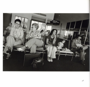 「ARRIVALS & DEPARTURES: THE AIRPORT PICTURES OF GARRY WINOGRAND / Photo: Garry Winogrand　Edit: Alex Harris,Lee Friedlander」画像2