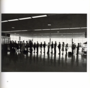 「ARRIVALS & DEPARTURES: THE AIRPORT PICTURES OF GARRY WINOGRAND / Photo: Garry Winogrand　Edit: Alex Harris, Lee Friedlander」画像1