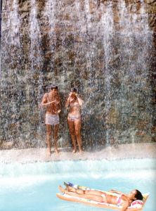 「POOLSIDE WITH SLIM AARONS / Photo: Slim Aarons」画像4