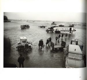 「ARRIVALS & DEPARTURES: THE AIRPORT PICTURES OF GARRY WINOGRAND / Photo: Garry Winogrand　Edit: Alex Harris, Lee Friedlander」画像8