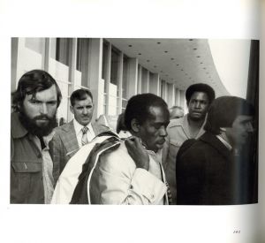 「ARRIVALS & DEPARTURES: THE AIRPORT PICTURES OF GARRY WINOGRAND / Photo: Garry Winogrand　Edit: Alex Harris, Lee Friedlander」画像17