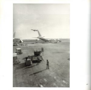 「ARRIVALS & DEPARTURES: THE AIRPORT PICTURES OF GARRY WINOGRAND / Photo: Garry Winogrand　Edit: Alex Harris, Lee Friedlander」画像18