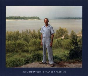 Stranger Passing／写真：ジョエル・スタンフェルド（Stranger Passing／Photo: Joel Sternfeld)のサムネール