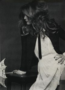 THE LITTLE BLACK JACKET PHOTO BY VANESSA PARADIS / SINGER, ACTRESS／写真：カール・ラガーフェルド　モデル：ヴァネッサ・パラディ（THE LITTLE BLACK JACKET PHOTO BY KARL LAGERFELD VANESSA PARADIS / SINGER, ACTRESS／Photo: Karl Lagerfeld 　Model: Vanessa Paradis)のサムネール